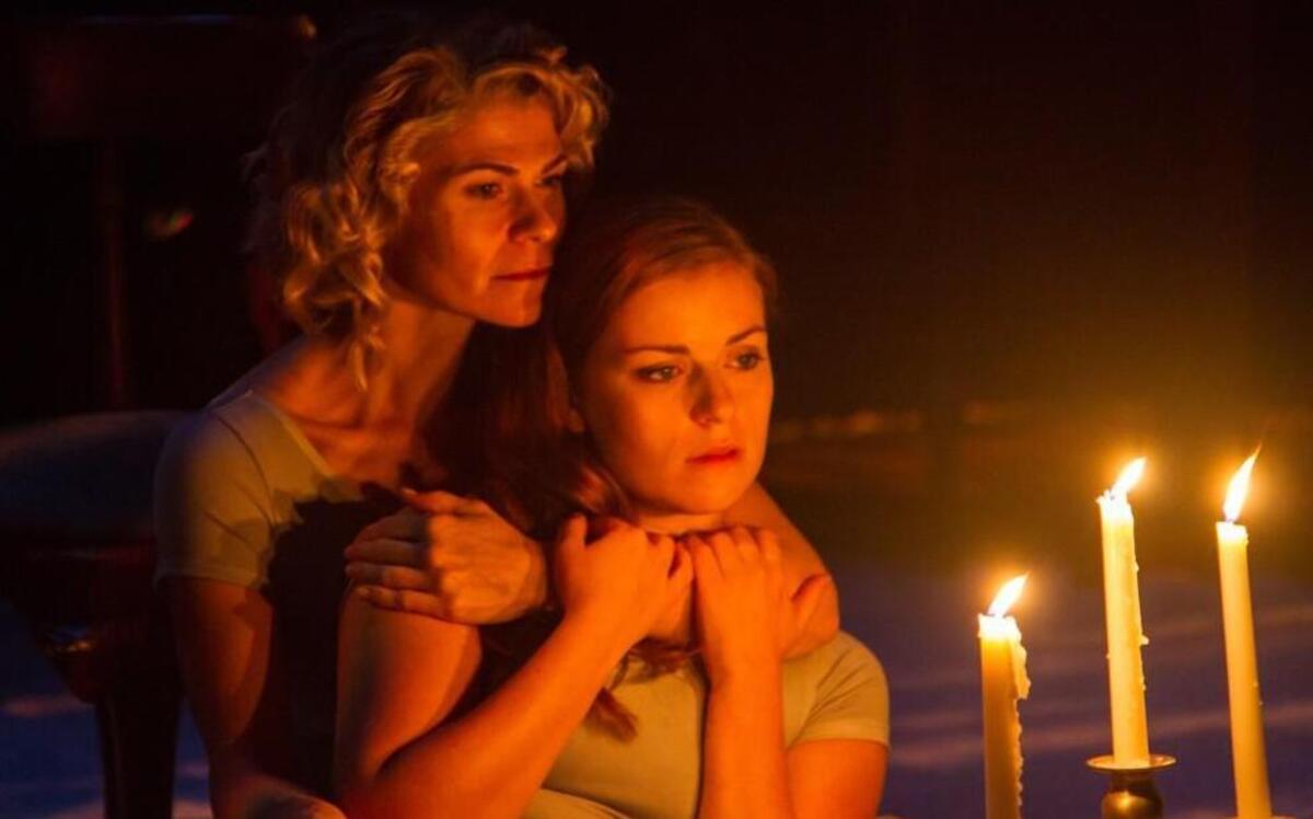 From left, Shannon Malone as Amanda and Maigan Kennnedy as Laura in Bartlett Theater’s production of “The Glass Menagerie.”