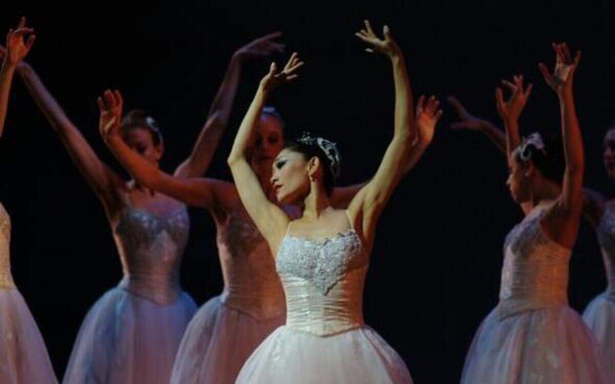 
Margaret Severin-Hansen as the White Swan in the Carolina Ballet’s production of “Swan Lake.”
