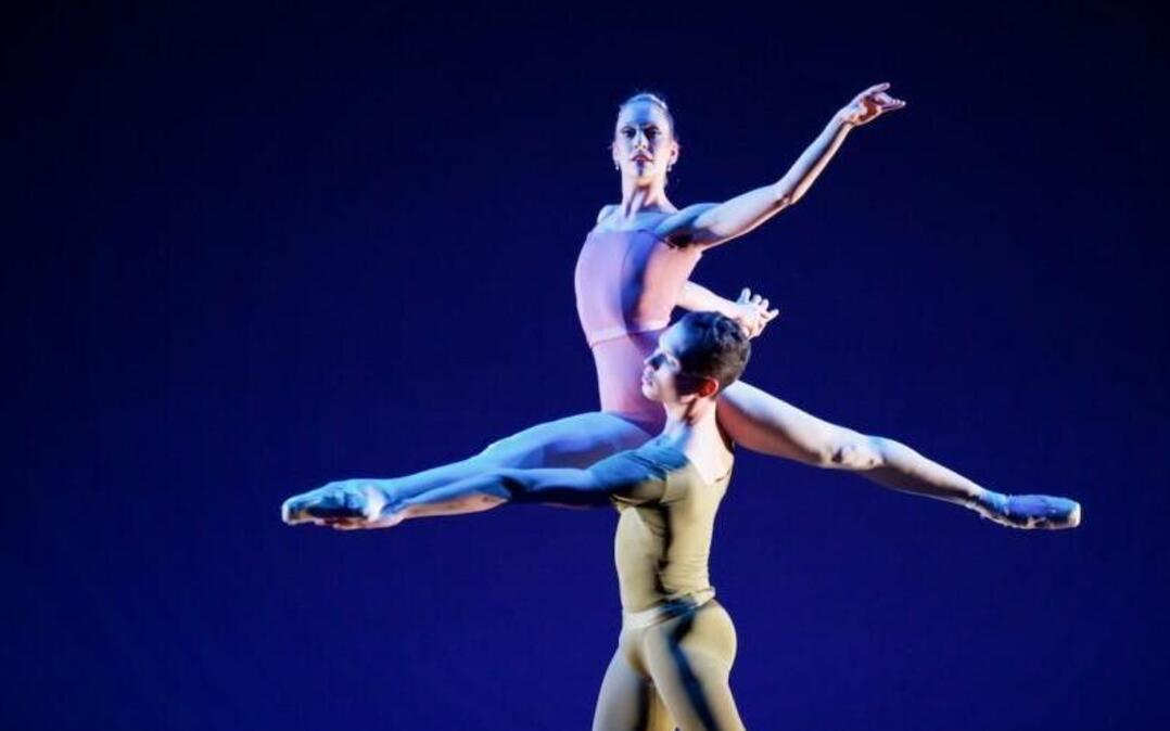 Randi Osetek and Adam Crawford Chavis in Carolina Ballet’s “Variations on a Theme.”