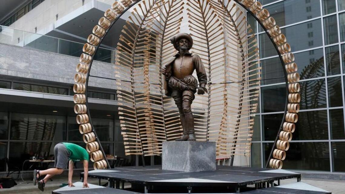 Sir Walter Raleigh statue in downtown is dressed up again | Raleigh ...
