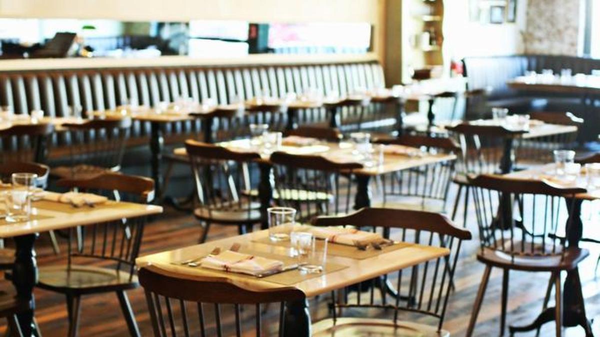 Mothers & Sons’ dining room – a narrow space framed in weathered wood floors, molded tin ceilings, banquettes along one wall and a small, well-stocked bar on the other – sets a warmly welcoming Old World trattoria mood that’s well-suited to the menu.