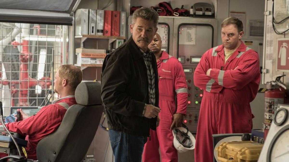 A skeptical project manager (Kurt Russell, center) makes a decision he’ll come to regret in “Deepwater Horizon.”