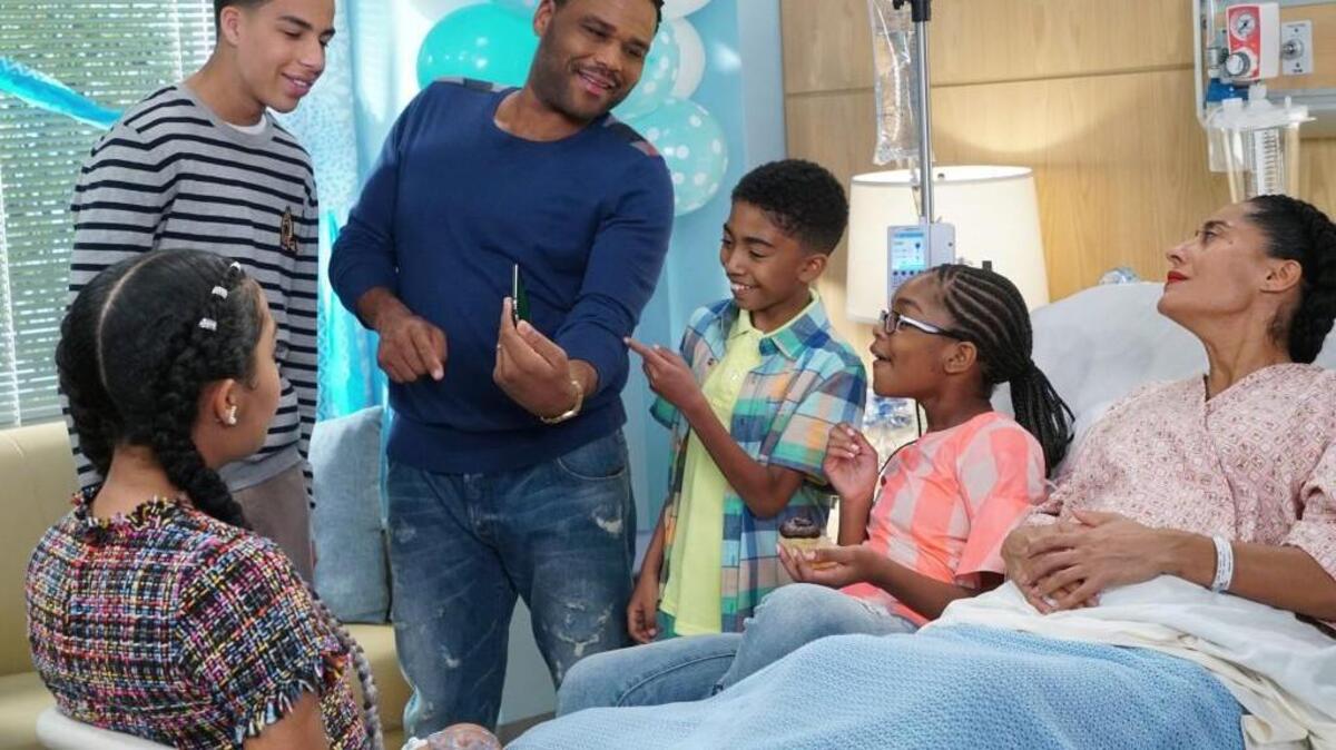 (L-R): Marcus Scribner, Anthony Anderson, Miles Brown, Marsai Martin and Tracee Ellis Ross in ABC’s “blackish.”