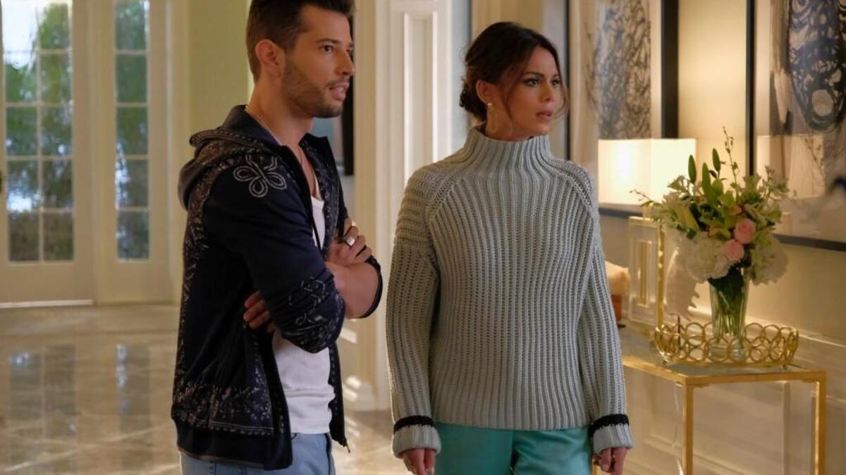 (L-R): Rafael De La Fuente as Sammy Jo and Nathalie Kelley as Cristal in “Dynasty” on The CW.