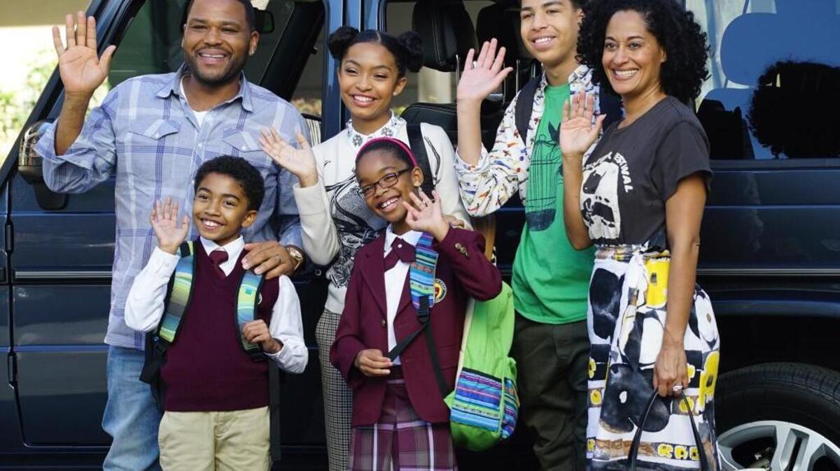 (L-R): Anthony Anderson, Miles Brown, Yara Shahidi, Marsai Martin, Marcus Scribner and Tracee Ellis Ross in “black-ish.”