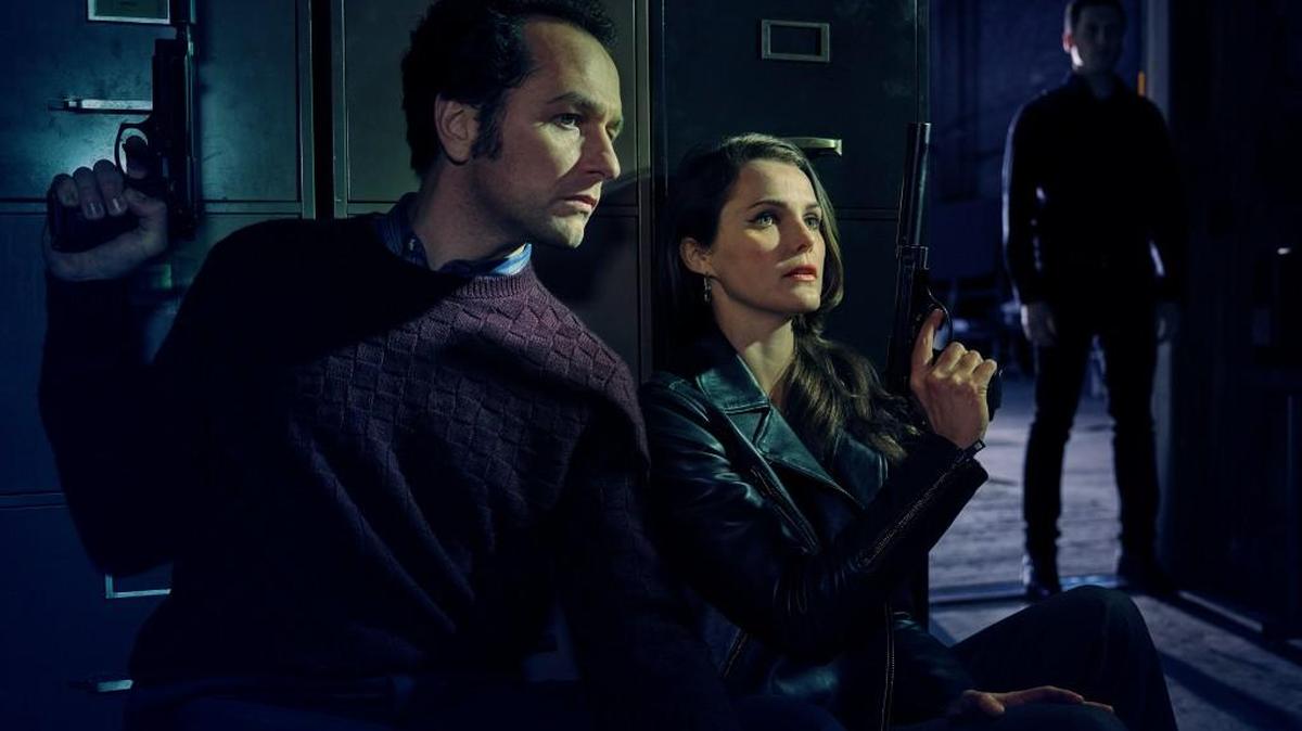 (L-R): Matthew Rhys, left, as Philip Jennings, and Keri Russell as Elizabeth Jennings in “The Americans” on FX.
