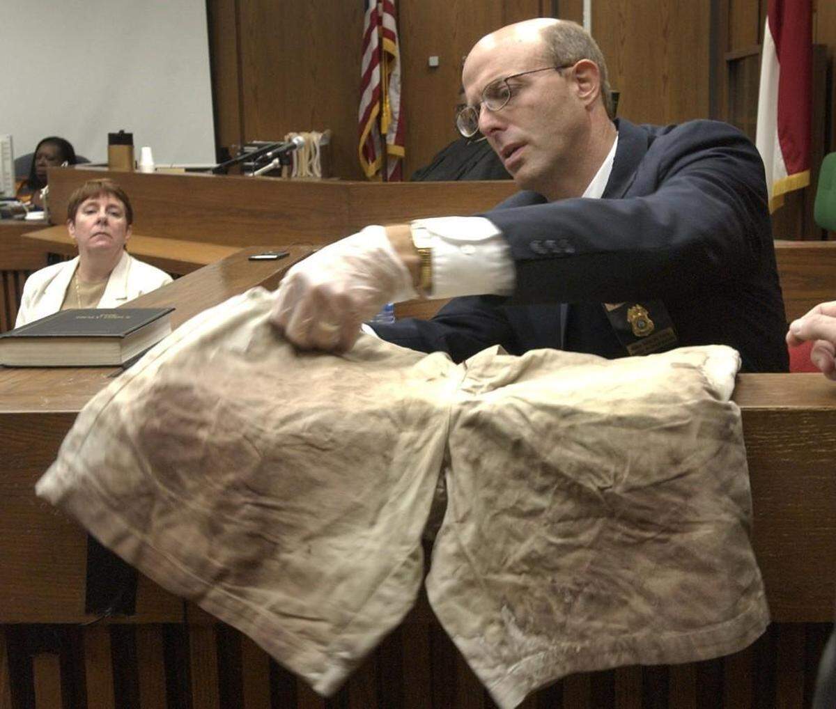 SBI blood spatter expert Duane Deaver testifying in the trial of Michael Peterson in Durham, Aug. 27, 2003.