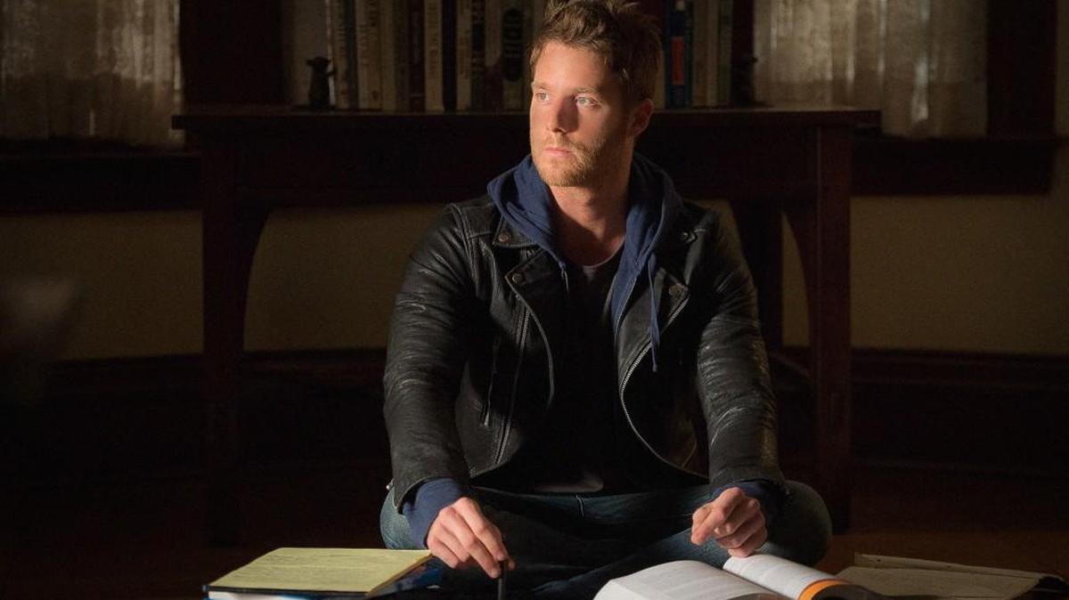 
Brian Finch's (Jake McDorman) life takes an extraordinary turn when he uses a mysterious drug, NZT, that allows him to access his full brain capacity. 
