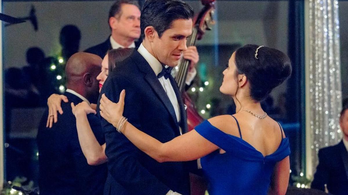 Neal Bledsoe, left, and Danica McKellar in “Coming Home for Christmas” on the Hallmark Channel.