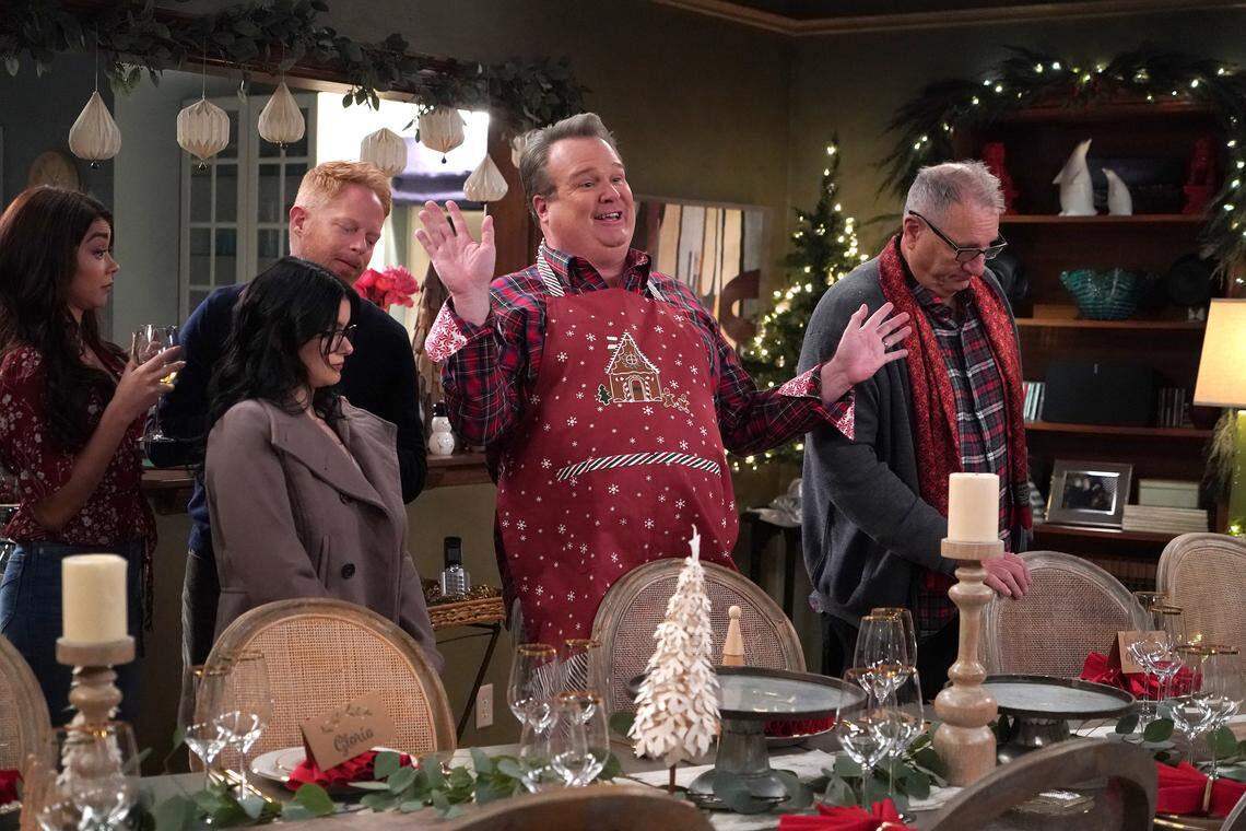 (L-R): Sarah Hyland, Ariel Winter, Jesse Tyler Ferguson, Eric Stonestreet and Ed O’Neill in “Modern Family” on ABC.