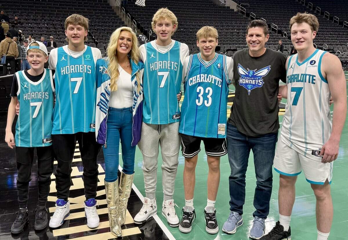 The entire Knueppel family at a Hornets game during Kon Knueppel's rookie season. From left to right: Kidman, Kinston, mother Chari Nordgaard Knueppel, Kager, Kash, father Kon Knueppel I and the Charlotte Hornets' Kon Knueppel II.