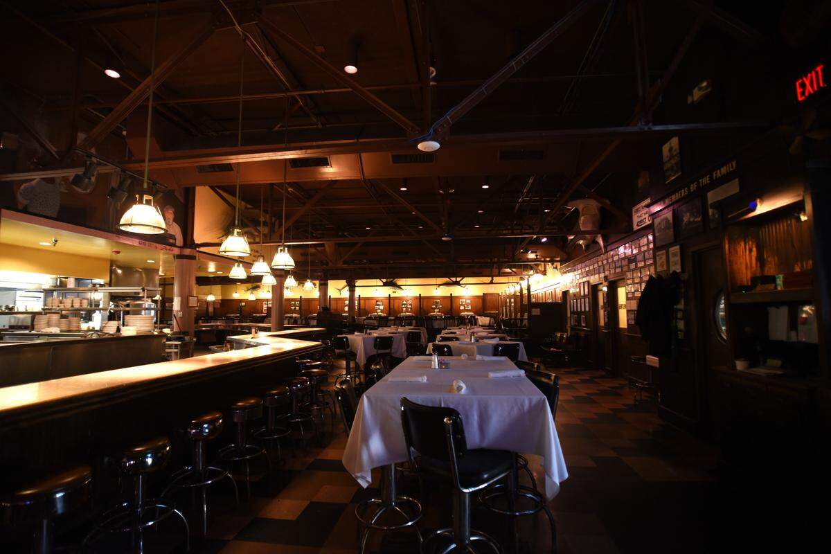 Sprawling and windowless, the 42nd Street Oyster Bar closes as one of Raleigh’s signature restaurants. 