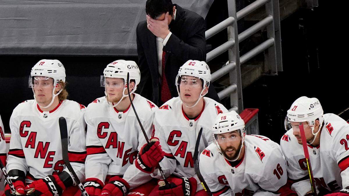 Carolina Hurricanes coach Rod Brind’Amour, top, reacts after Chicago Blackhawks’ Alex DeBrincat scored a goal during the third period of an NHL hockey game in Chicago, Thursday, Feb. 4, 2021. (AP Photo/Nam Y. Huh)