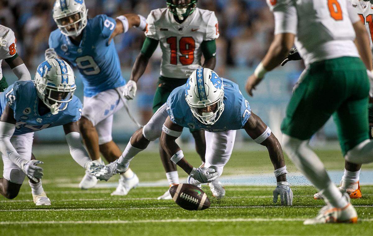 North Carolina linebacker Cedric Gray (33) goes after a Florida A&M fumble in the fourth quarter on Saturday, August 27, 2022 at Kenan Stadium in Chapel Hill, N.C.