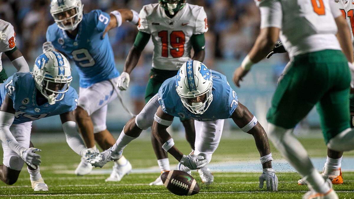 North Carolina linebacker Cedric Gray (33) goes after a Florida A&M fumble in the fourth quarter on Saturday, August 27, 2022 at Kenan Stadium in Chapel Hill, N.C.