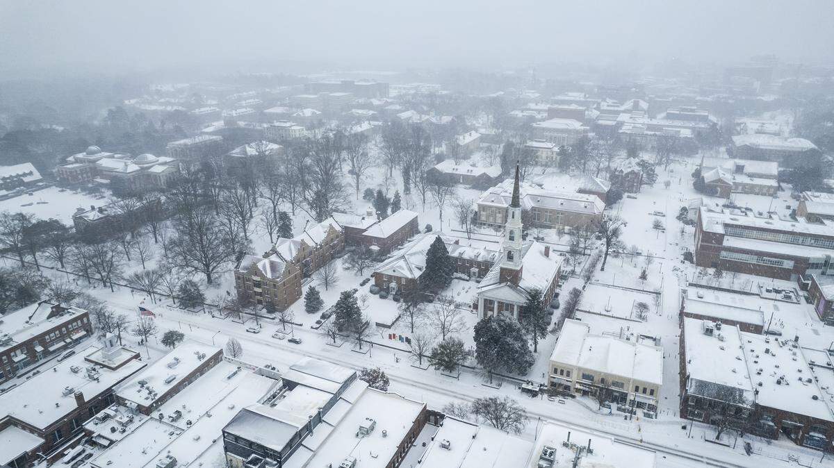 Several inches of snow begin to accumulate in downtown Chapel Hill on Saturday afternoon, Jan. 31, 2026, as a winter storm brings snow and freezing temperatures to the region.
