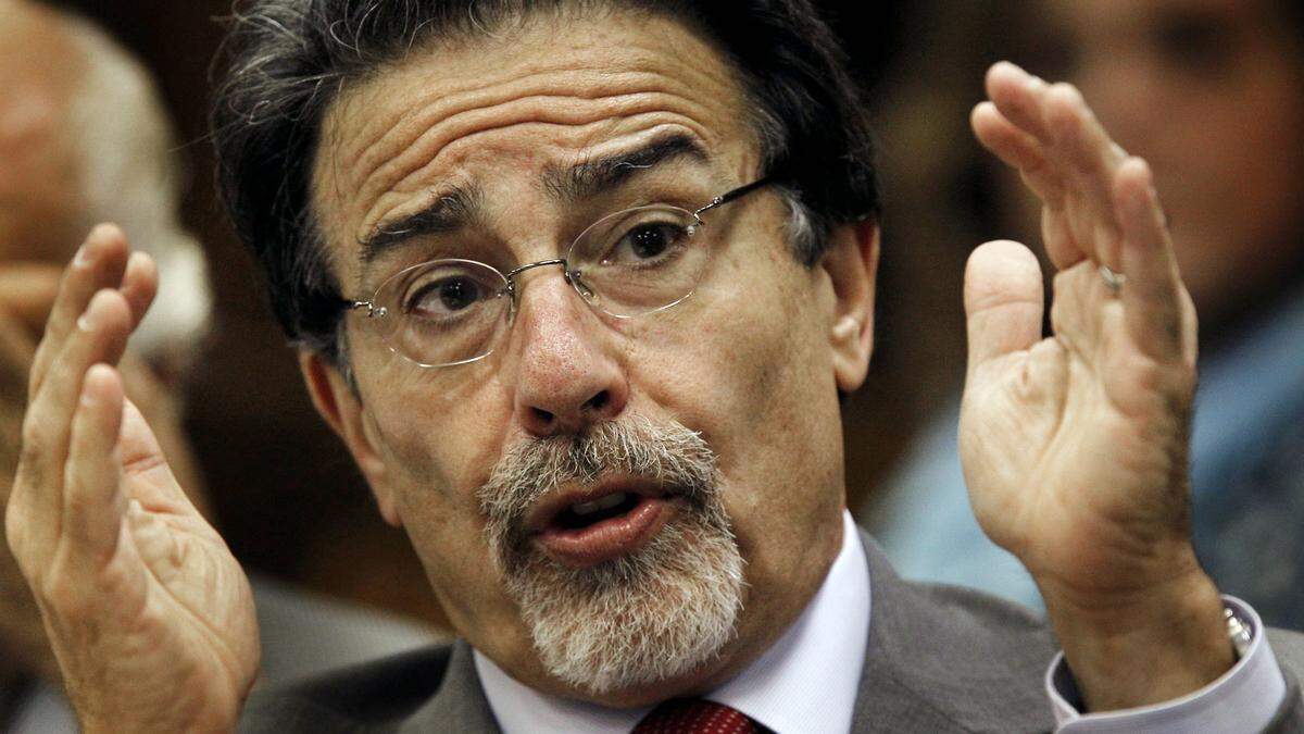Attorney David Rudolf continues his questioning of SBI assistant director Erik Hook at the Durham County Courthouse in Durham, N.C. on Wednesday, Dec. 7, 2011, during the Michael Peterson hearing.