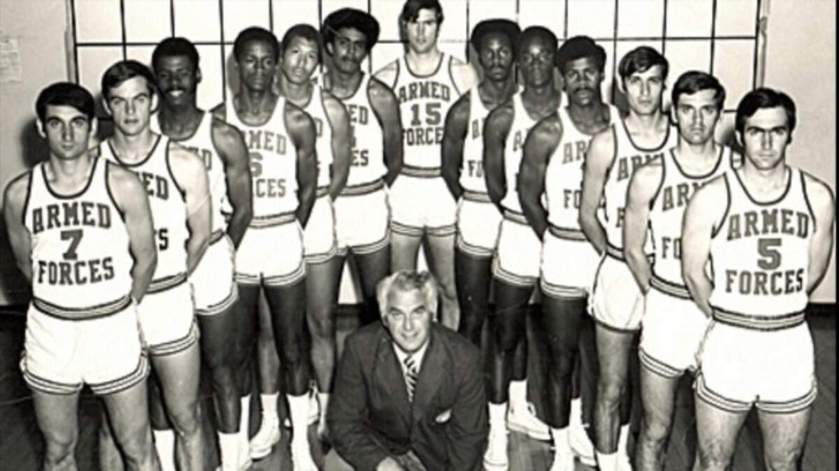In 1971 and 1972, while serving in the Army, Duke coach Mike Krzyzewski (far left) played on the All-Armed Forces team. Future Penn and Temple coach Fran Dunphy is at far right, with Krzyzewski’s West Point teammate Jim Oxley behind him.. Coach Hal Fischer kneels.