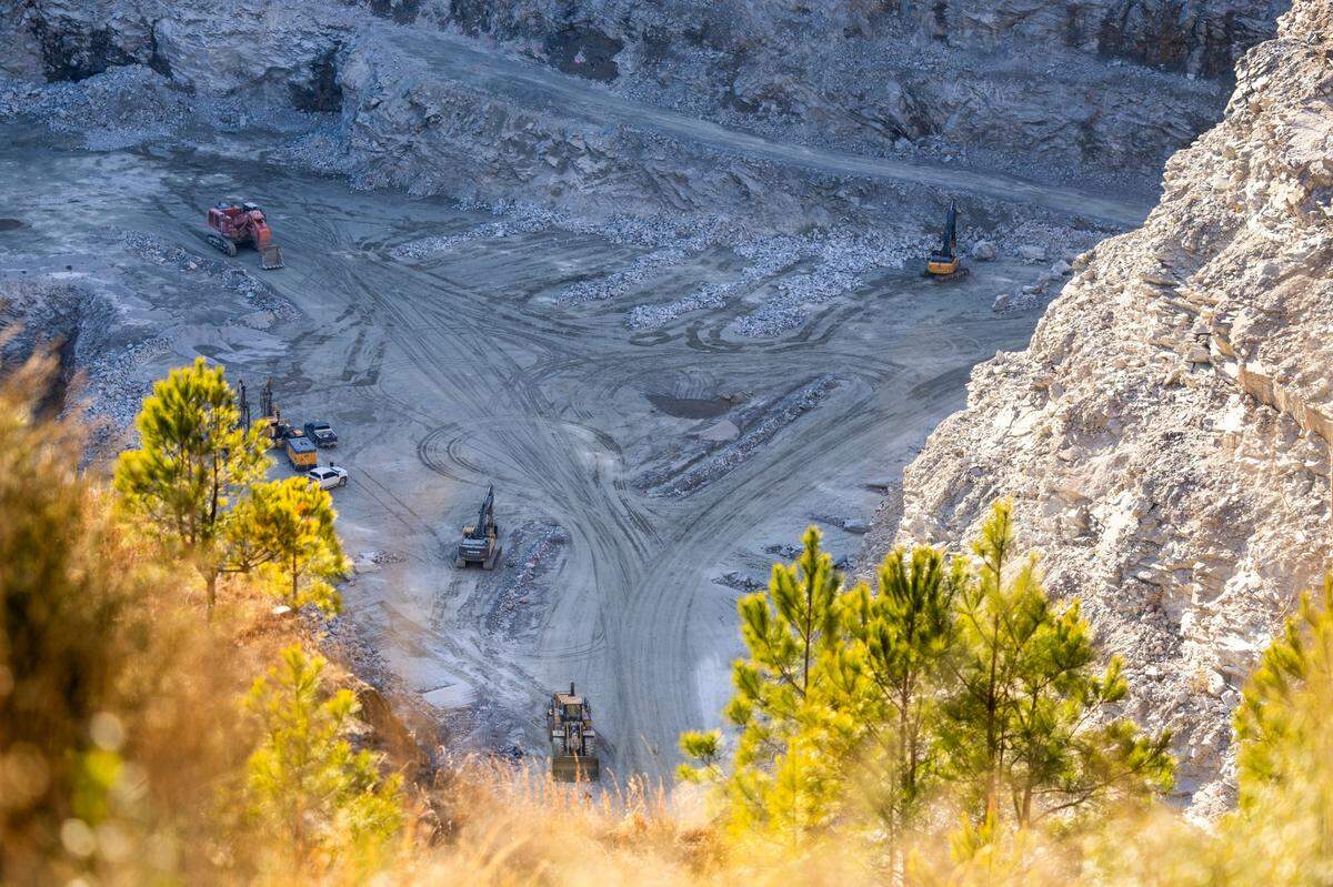 An aerial view the Wake Stone Corp. quarry next to William B. Umstead State Park. Raleigh-Durham International Airport has leased 105 acres to Wake Stone Corp. so it can expand its existing quarry operation between the park and Interstate 40.