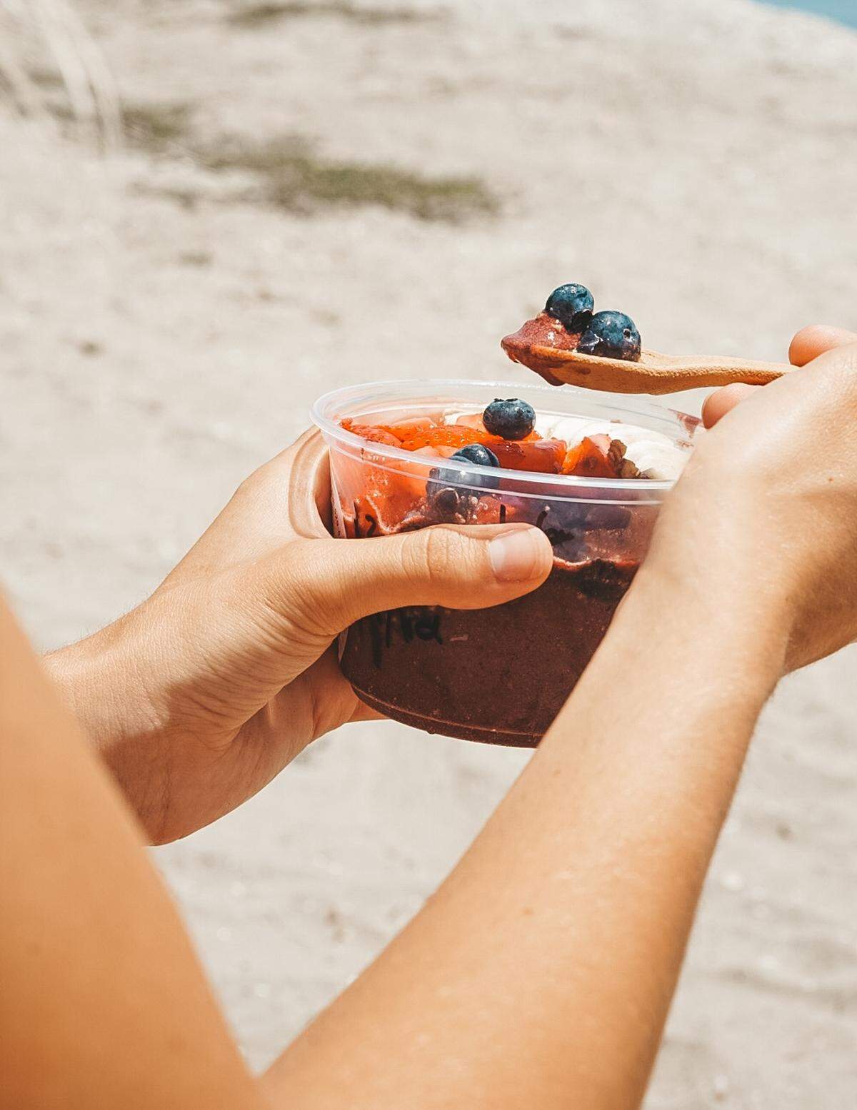 The cookie material that the edible spoons are made out of stays firm for up to 25 minutes.