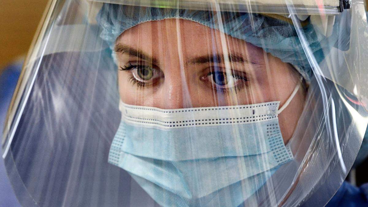 Katie Sessoms, RN, cares for COVID patients in the Medical Intensive Care Unit at UNC Hospital in Chapel Hill, N.C., on Friday, Aug. 27, 2021.