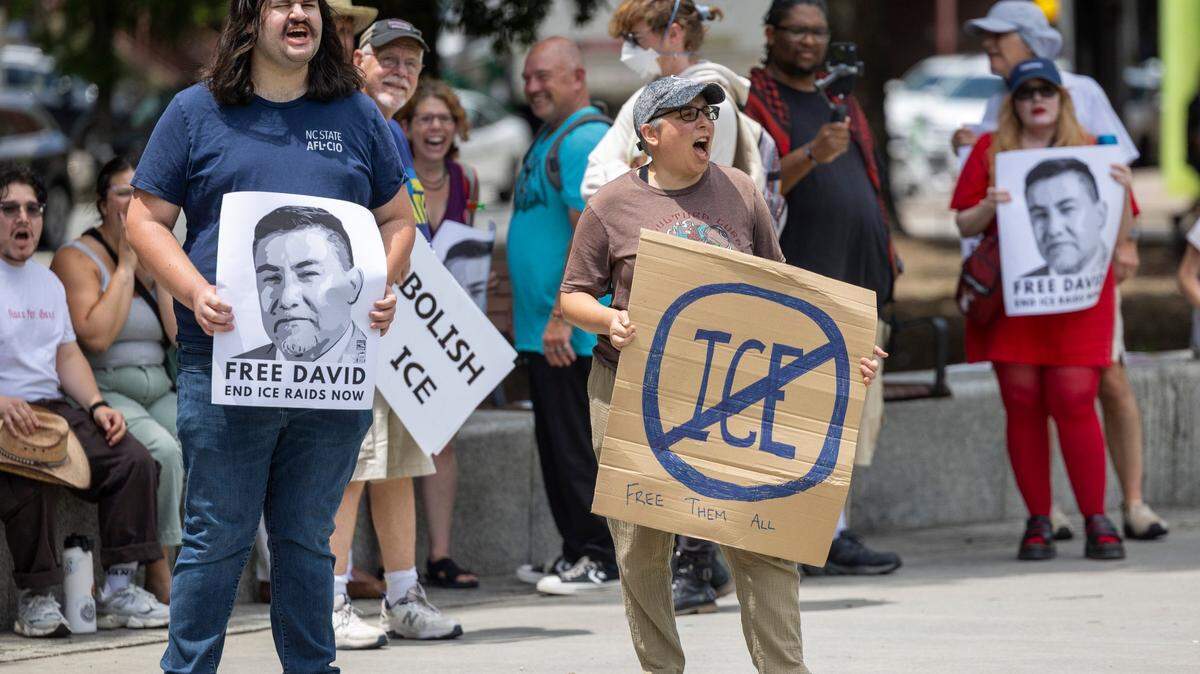 MAS DE 100 manifestantes se reunieron en Moore Square en Raleigh el lunes 9 de junio de 2025 para protestar contra las recientes redadas y arrestos de ICE en todo el país, incluida la detención del líder laboral David Huerta durante una redada en Los Ángeles.