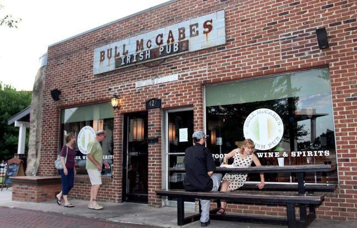 Most of this downtown Durham bar is an expansive greenspace, right in the middle of the city. Amid picnic tables and grass patches pups have plenty of space to meet new friends while their humans consider pints of Guinness and chicken wings.