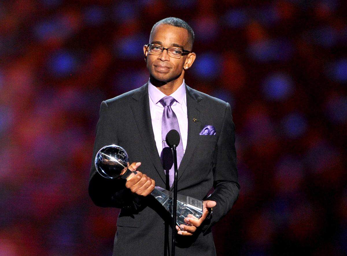 Stuart Scott accepts the 2014 Jimmy V Perseverance Award onstage during the 2014 ESPYS at Nokia Theatre L.A. 