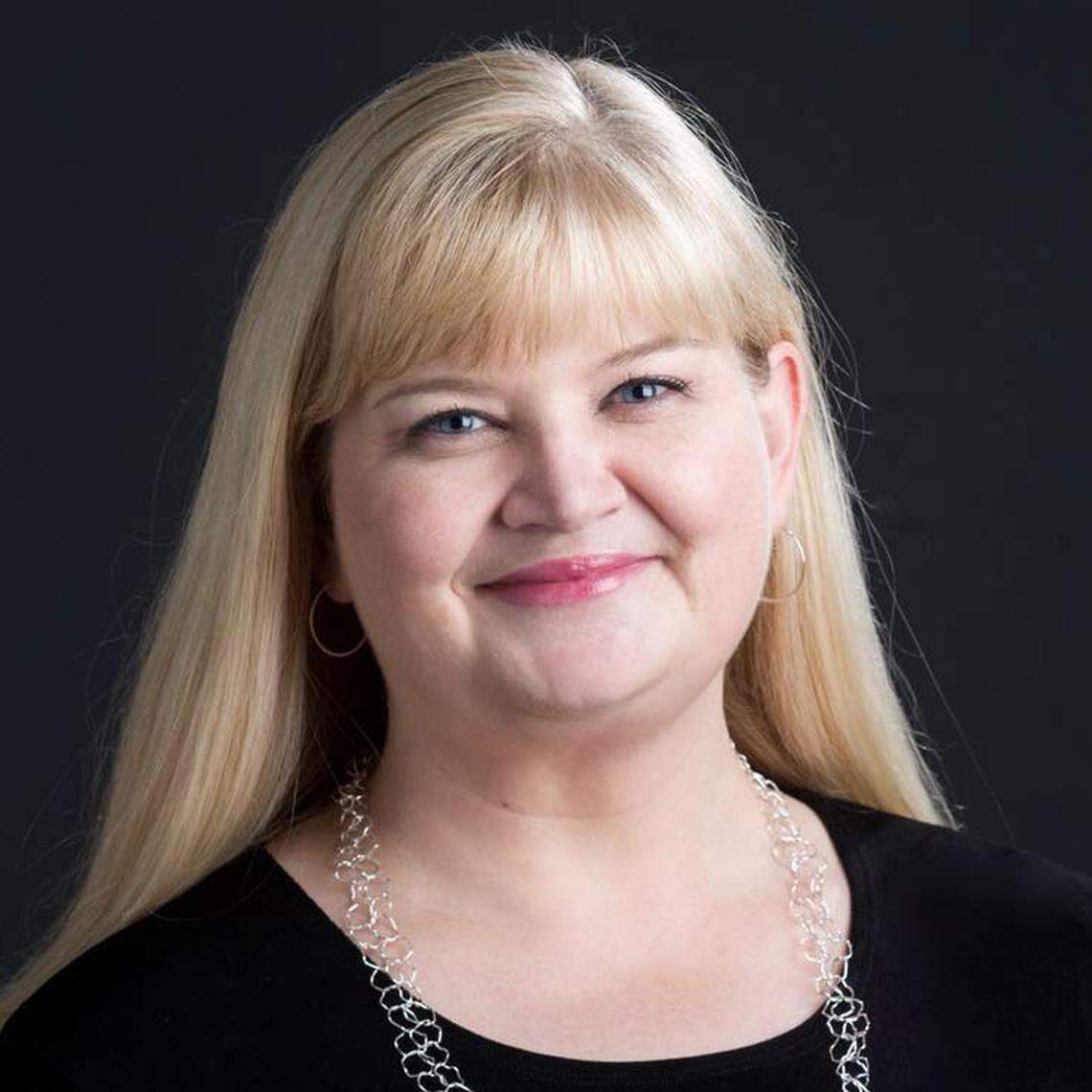 Profile Image of Robyn Tomlin