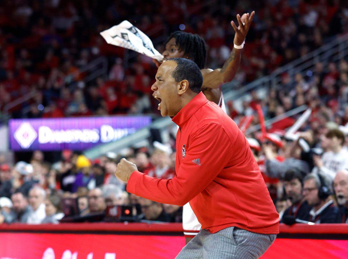N.C. State head coach Kevin Keatts yells to the officials during the second half of Clemson’s 96-71 victory over N.C. State’s game at PNC Arena in Raleigh, N.C., Saturday, Feb. 25, 2023. N.C. State’s Terquavion Smith (0) stands behind him.