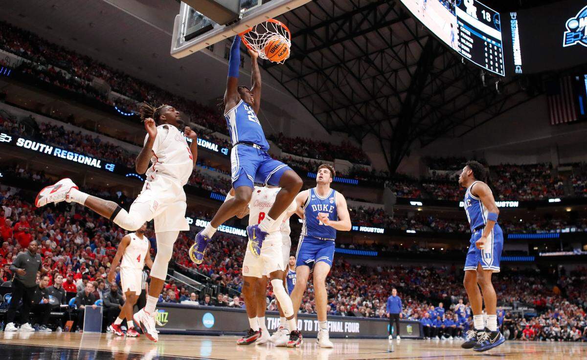 Duke’s Mark Mitchell (25) slams in two during Duke’s 54-51 victory over Houston in their NCAA Tournament Sweet 16 game at the American Airlines Center in Dallas, Texas, Friday, March 29, 2024.