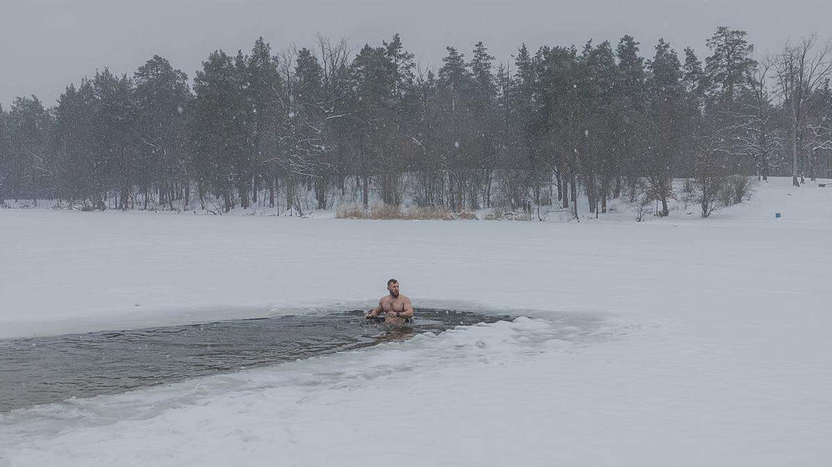 Cold plunges and controlled breathing are everywhere. Here’s what the Wim Hof Method actually is and whether the research backs it up.