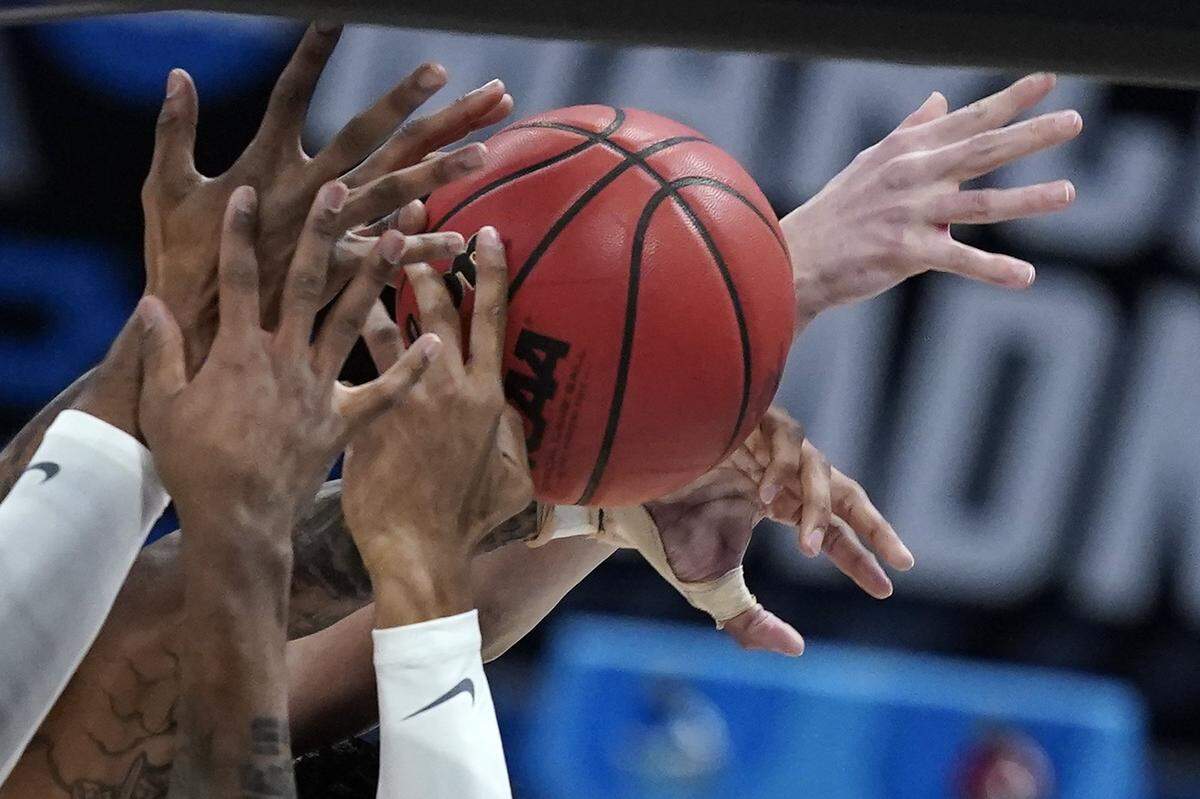 Players from West Virginia and Syracuse battle for a rebound during the first half of a second-round game in the NCAA men’s college basketball tournament at Bankers Life Fieldhouse, Sunday, March 21, 2021, in Indianapolis. 