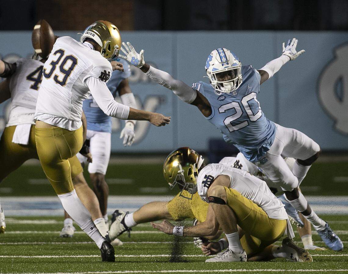 North Carolina’s Tony Grimes pressures Notre Dame place kicker Jonathan Doerer (39) as he misses a 32-yard field goal attempt in the third quarter on Friday, November 27, 2020 at Kenan Stadium in Chapel Hill, N.C.