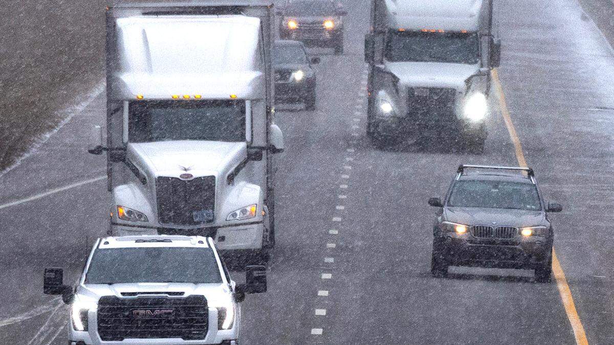 Snow begins to accumulate on the edges of I-95 as drivers head south near Micro in Johnston County, Saturday morning.
