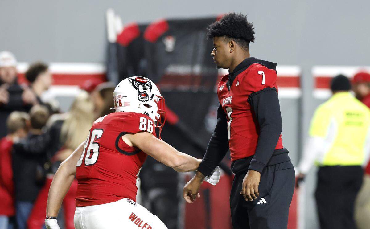 N.C. State tight end Justin Joly (7) watches the team warmup before N.C. State’s game against Georgia Tech at Carter-Finley Stadium in Raleigh, N.C., Saturday, Nov. 1, 2025.