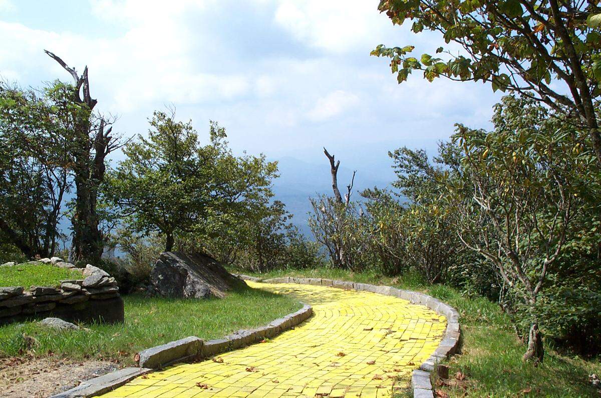 09/11/03 Land of Oz operated as a sister park to Tweetsie Railroad from 1970 to 1980; parts of it remain atop Beech Mountain, and the first weekend of October, its gates open to Oz fans, former workers and curiosity seekers. More people -- thousands come for this event every year. What’s left... and what’s the appeal?