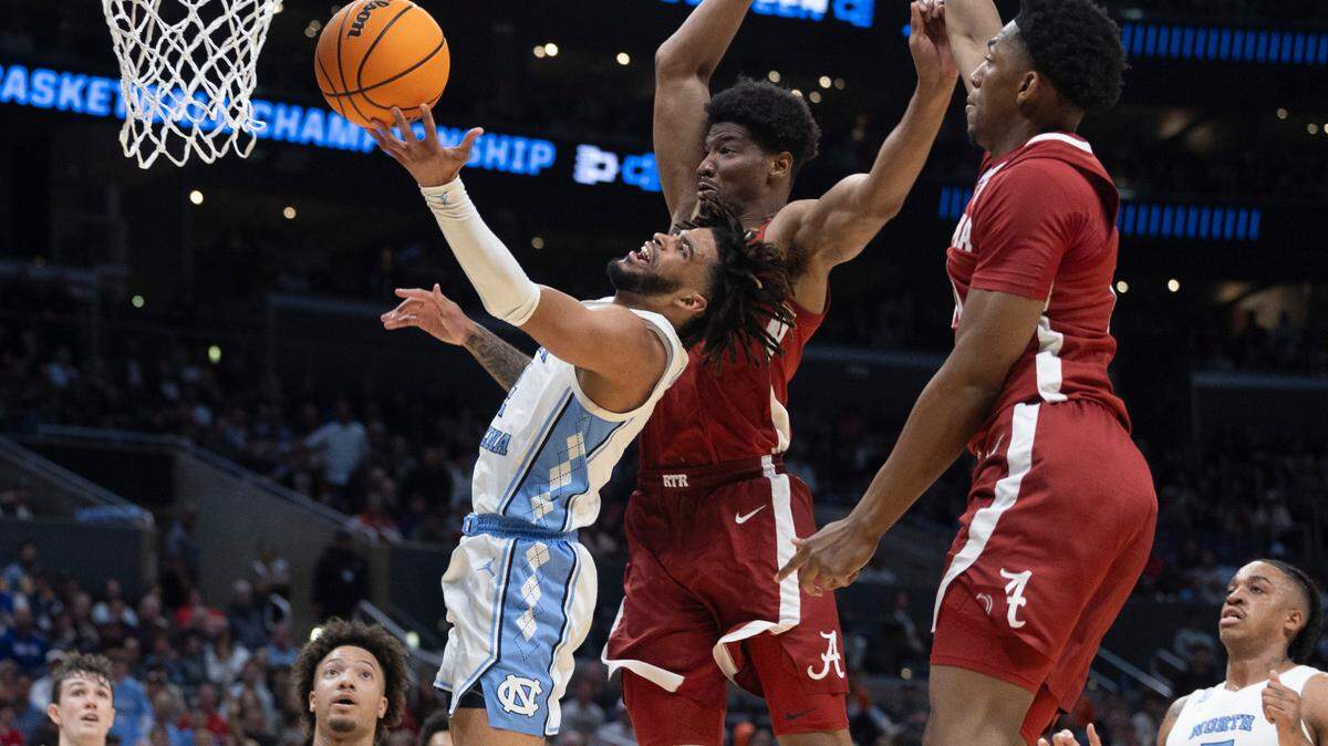 North Carolina’s R.J. Davis (4) drives to the basket between Alabama’s Mohamed Wague (11) and Mouhamed Dioubate (10) in the first half in the NCAA Sweet Sixteen on Thursday, March 28, 2024 at Crypto.com Arena in Los Angeles, CA.