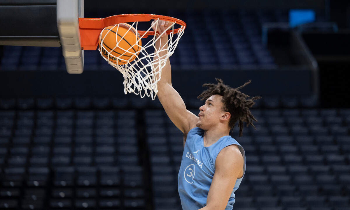 North Carolina’s James Okonkwo (32) dunks during the Tar Heels’ open practice on Wednesday, March 27, 2024 at Crypto.com Arena in Los Angeles, CA.
