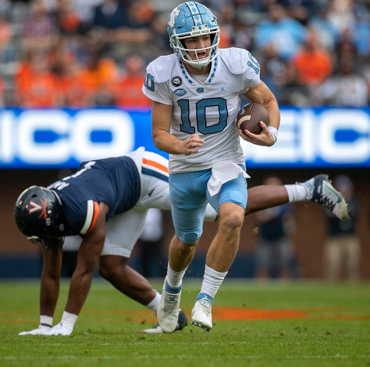 North Carolina quarterback Drake Maye (10) breaks away from Virginia’s Paul Akere (1) on a 26-yard run in the first quarter on Saturday, November 5, 2022 at Scott Stadium in Charlottesville, Va.