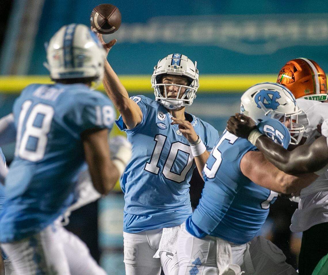 North Carolina quarterback Drake Maye (10) passes to Bryson Nesbit (18) in the second quarter on Saturday, August 27, 2022 at Kenan Stadium in Chapel Hill, N.C.