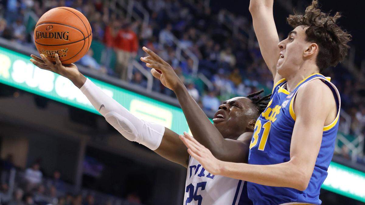 Duke’s Mark Mitchell (25) shoots as Pittsburgh’s Jorge Diaz Graham (31) defends during the second half of Duke’s 96-69 victory over Pitt in the quarterfinals of the ACC Men’s Basketball Tournament in Greensboro, N.C., Thursday, March 9, 2023.