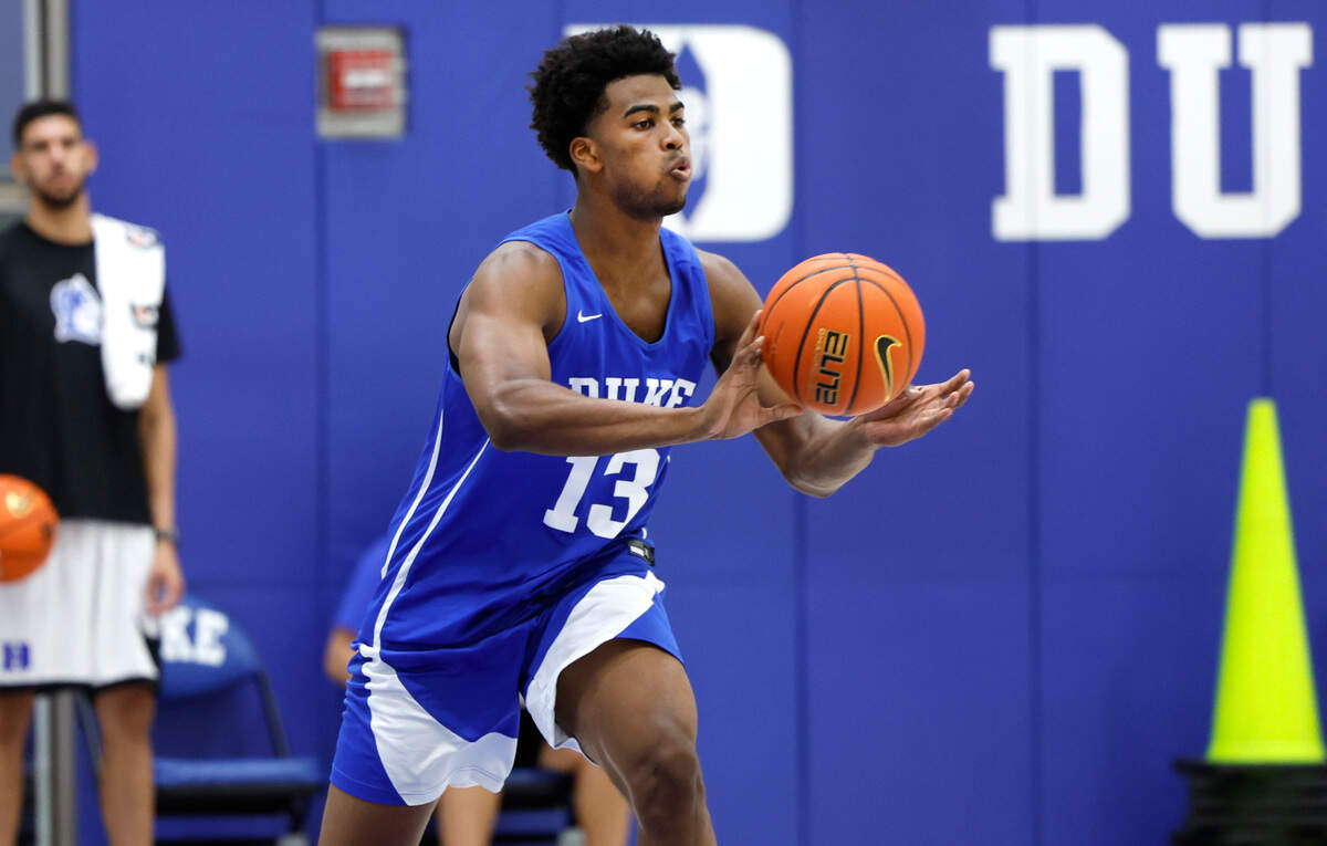 Duke’s Sean Stewart (13) passes the ball during the basketball team’s workout at the K Center practice courts in Durham, N.C., Wednesday, July 12, 2023.