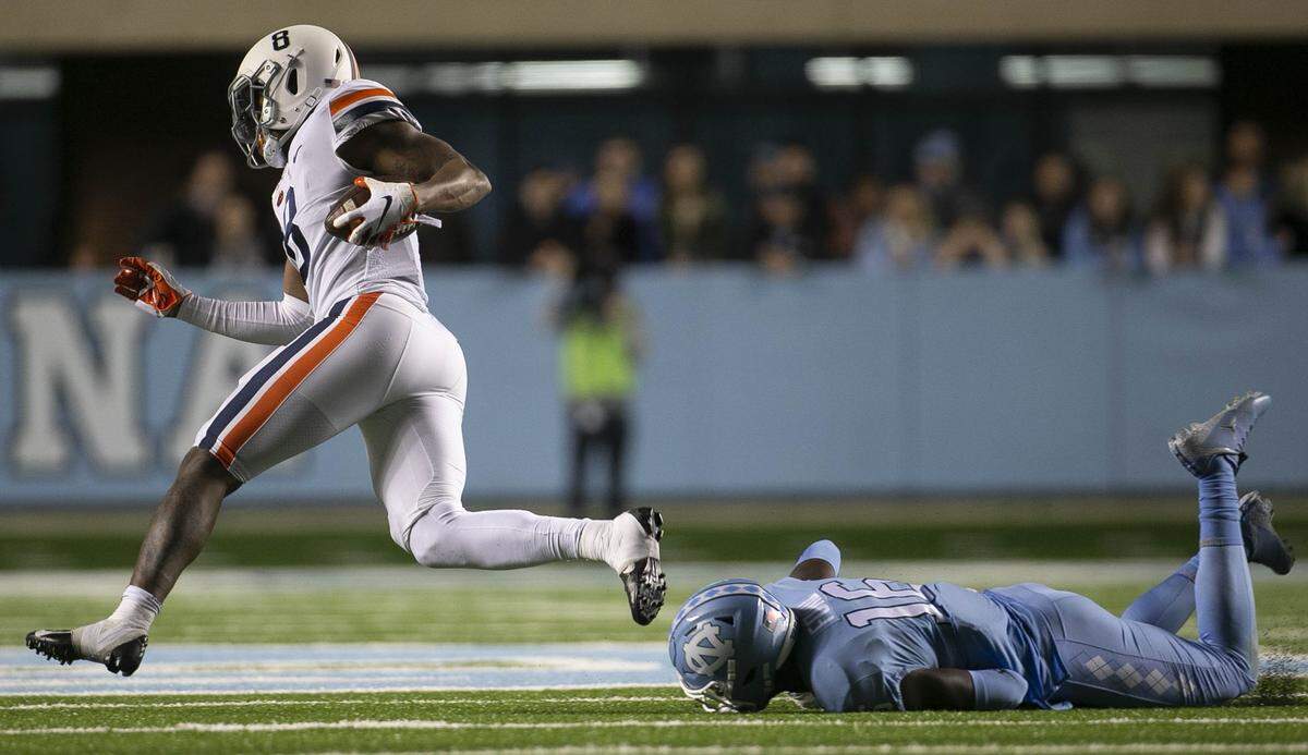 Virginia’s Hasise Dubois (8) picks up 20 yards as he races past North Carolina’s D.J. Ford (16) in the third quarter on Saturday, November 2, 2019 at Kenan Stadium in Chapel Hill, N.C.