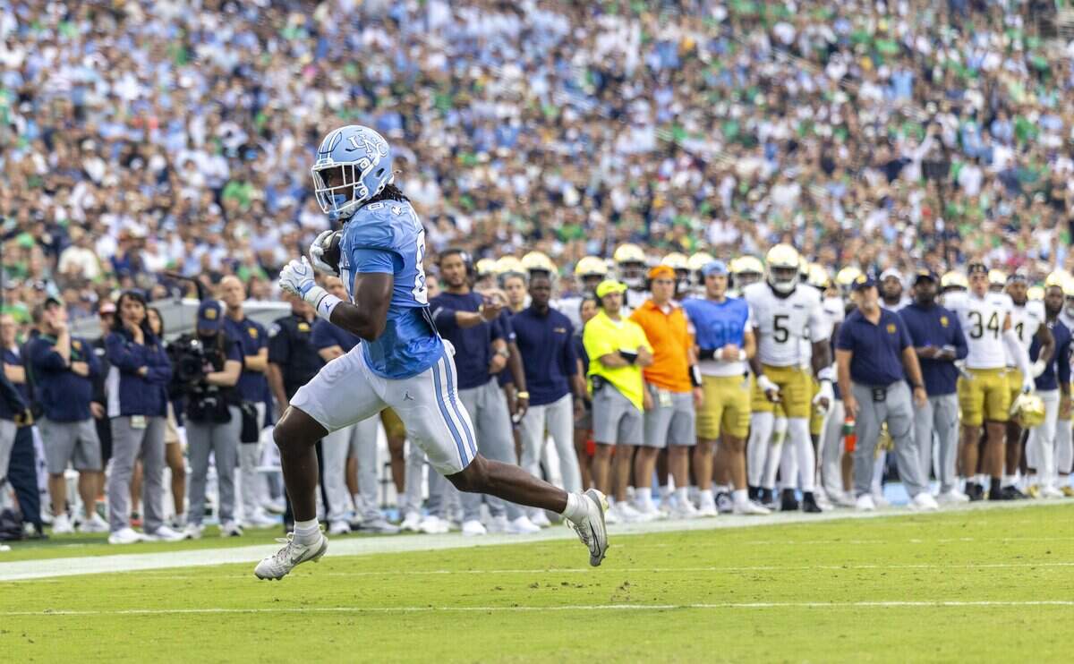 North Carolina tight end Shamar Easter scores on a 6-yard pass reception from quarterback Billy Edwards Jr. (9) to give the Tar Heels a 7-0 lead in the first quarter against Notre Dame on Saturday, October 3, 2026 at Kenan Stadium in Chapel Hill, N.C.