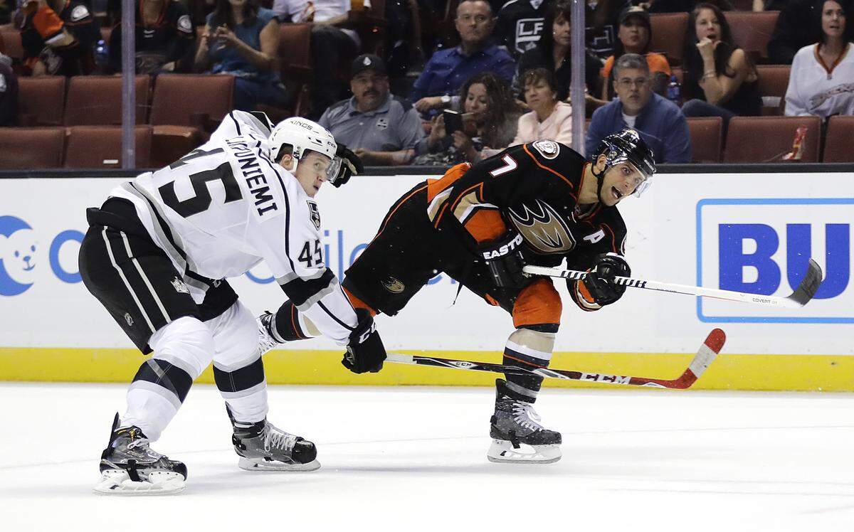 Anaheim Ducks’ Andrew Cogliano, right, shoots under pressure by Los Angeles Kings’ Alex Lintuniemi during the second period of an NHL preseason hockey game, Sunday, Oct. 2, 2016, in Anaheim, Calif. (AP Photo/Jae C. Hong)