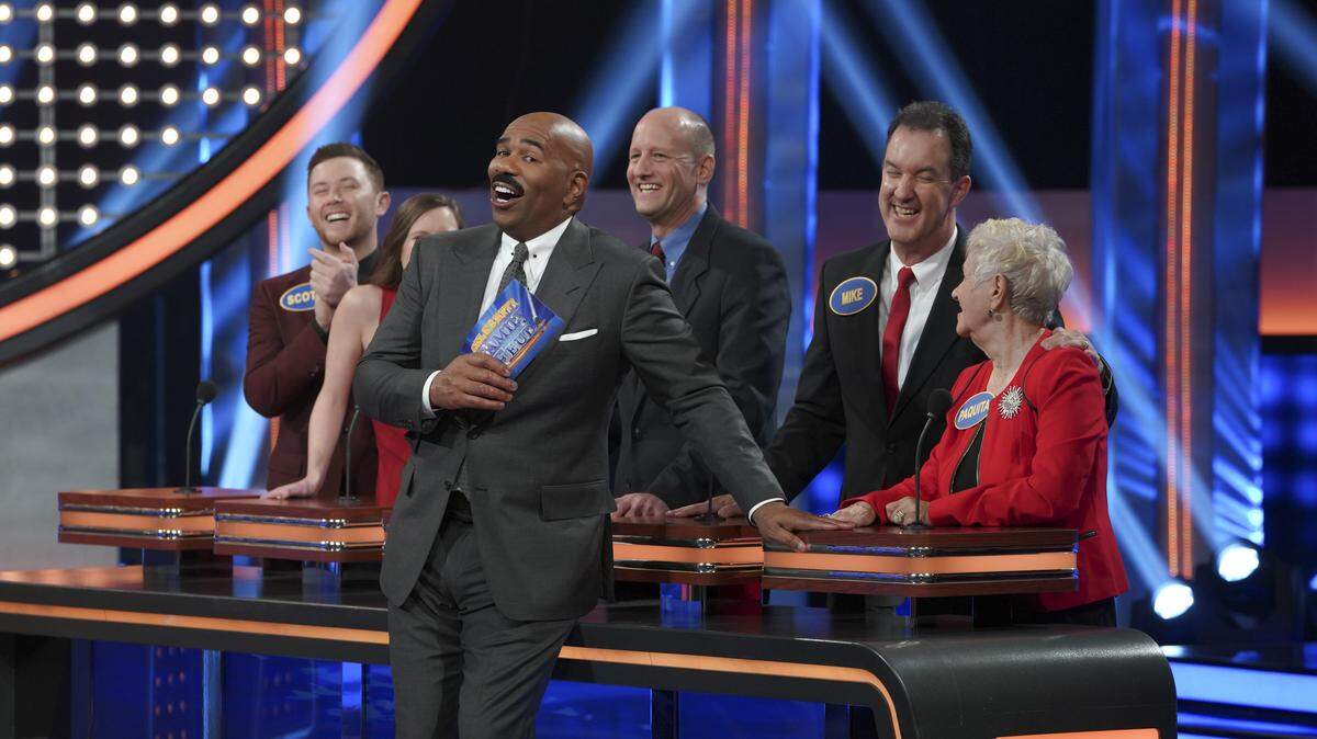 It’s Scotty McCreery vs. Chris Kattan on Sunday’s episode of “Celebrity Family Feud.” (L-R): Scotty McCreery, Steve Harvey, Gabrielle Alyse Dugal, Merrick Anthony Dugal III, Michael Porterfield McCreery and Paquita Rivera McCreery.