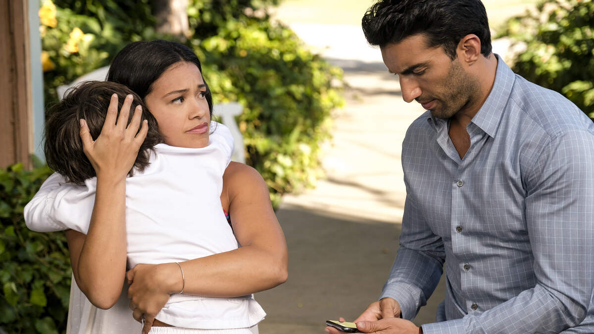 Jane The Virgin -- “Chapter Eighty-Four” -- Image Number: JAV503b_0488.jpg -- Pictured (L-R): Elias Janssen as Mateo, Gina Rodriguez as Jane and Justin Baldoni as Rafael -- Photo: Scott Everett White/The CW -- ÃÂ© 2019 The CW Network, LLC  All Rights Reserved.