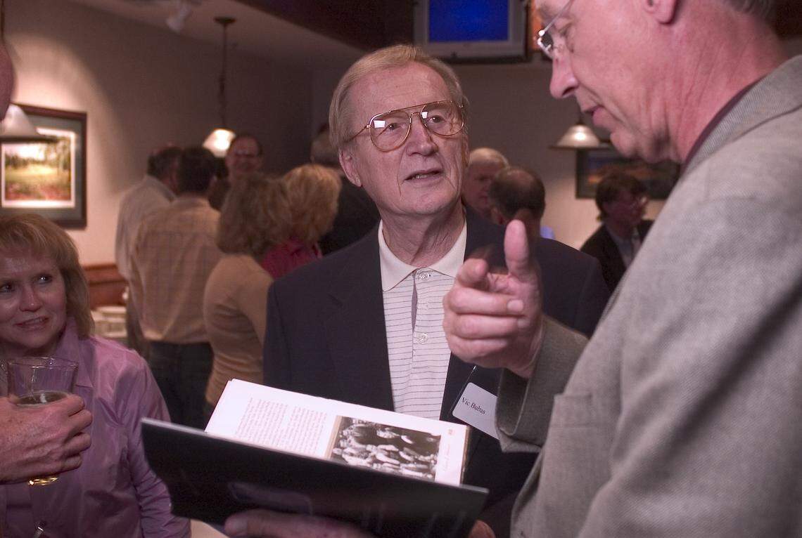 Former Duke head basketball coach Vic Bubas (center) talks with Jack Marin (right), a member of  Duke's team from 1962-66, during a reunion of former Duke basketball players on Tuesday evening, Jan. 4, 2005, at Damon's Restaurant.