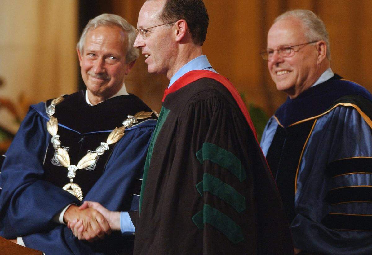 Duke University president Richard Brodhead (left) and Robert King Steel (right) present the Distinguished Alumni Award to Paul E. Farmer (center) September 29, 2005, at theFounders’ Day Convocation. Farmer died Feb. 21, 2022.